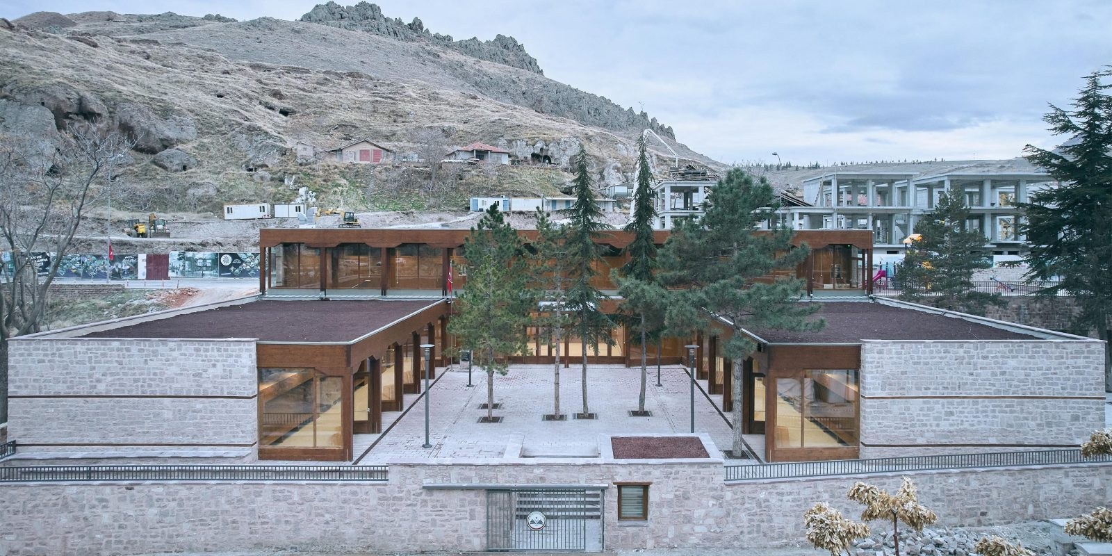 Sille İlkokulu rekonstrüksiyon uygulaması genel cephe ve avlu görünümü