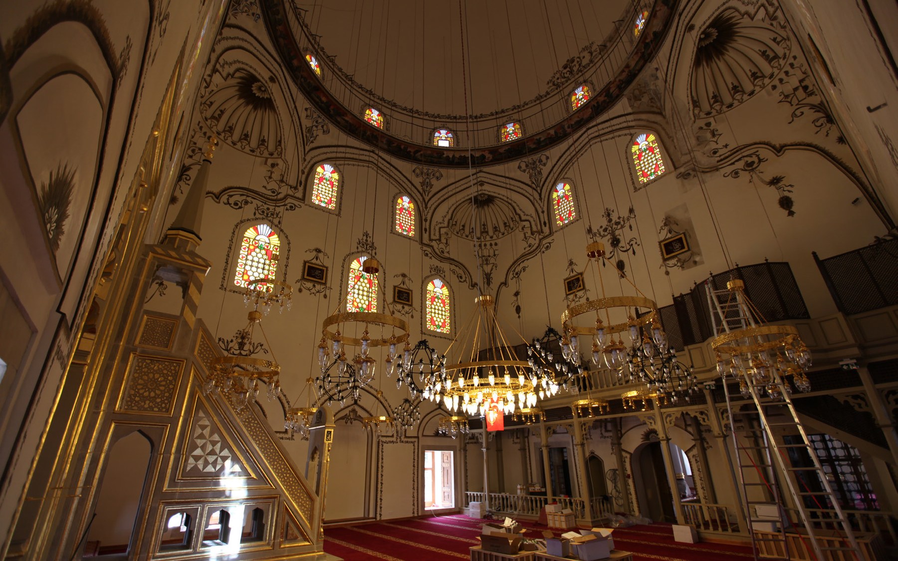 İshak Çelebi Camii harim genel iç mekan