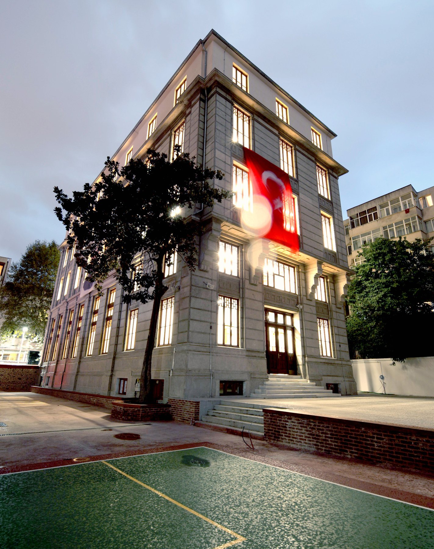 Nişantaşı Anadolu Lisesi restorasyon sonrası dış cephe