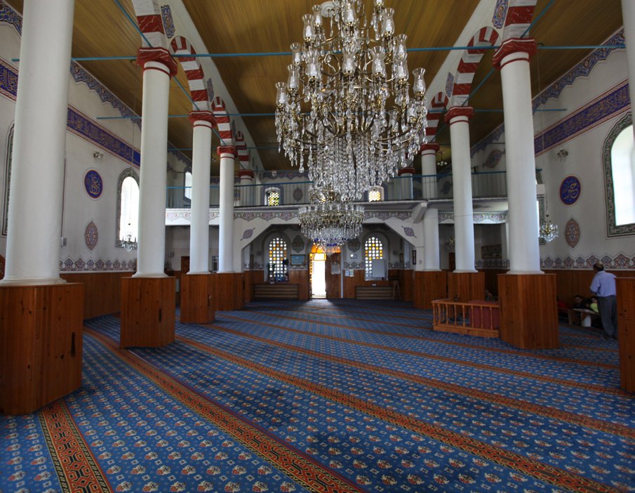 Arnavutköy Osmanlı Camii restorasyon sonrası harim genel görünümü