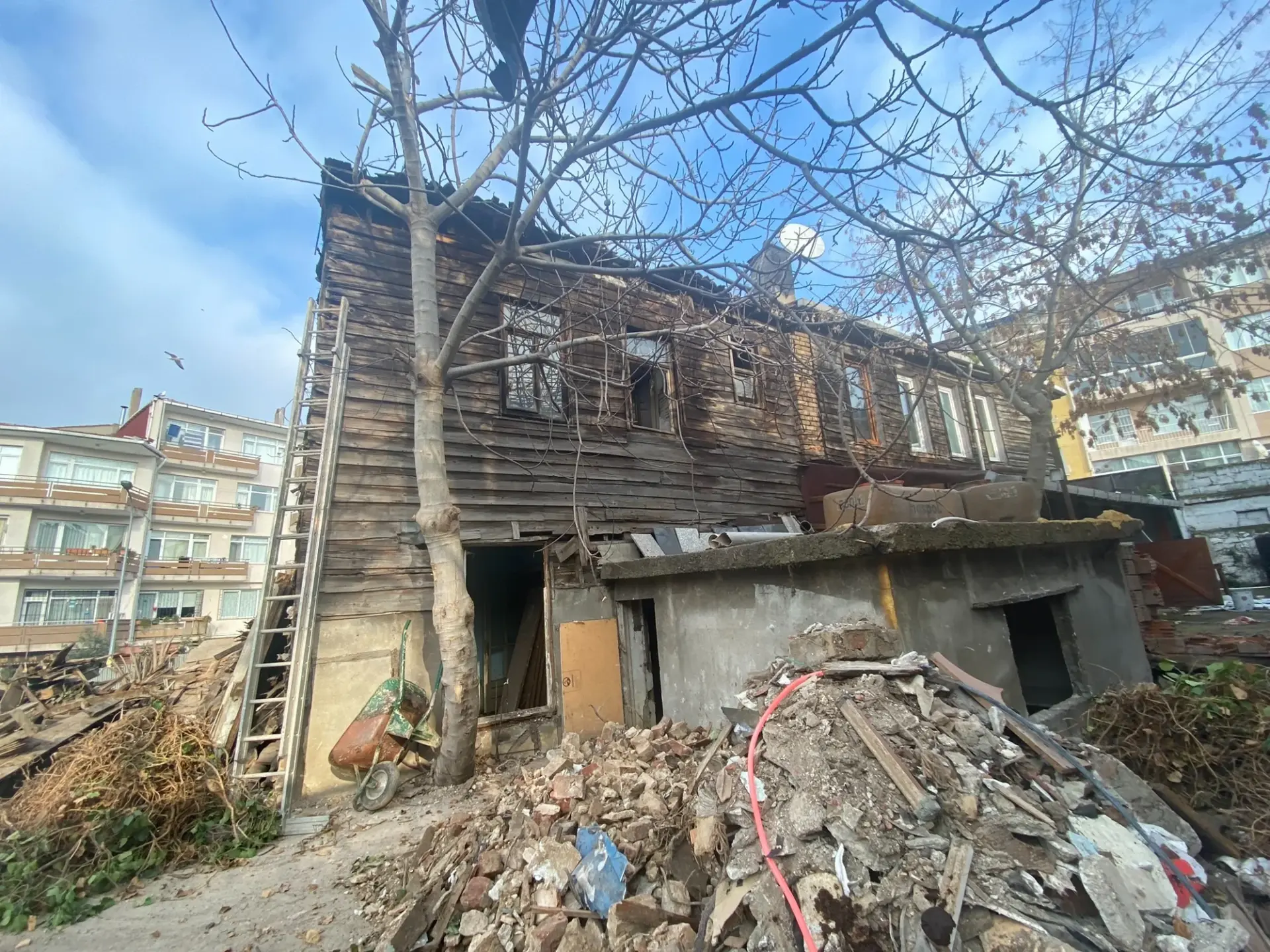 Hasarlı ahşap meşruta yapısı