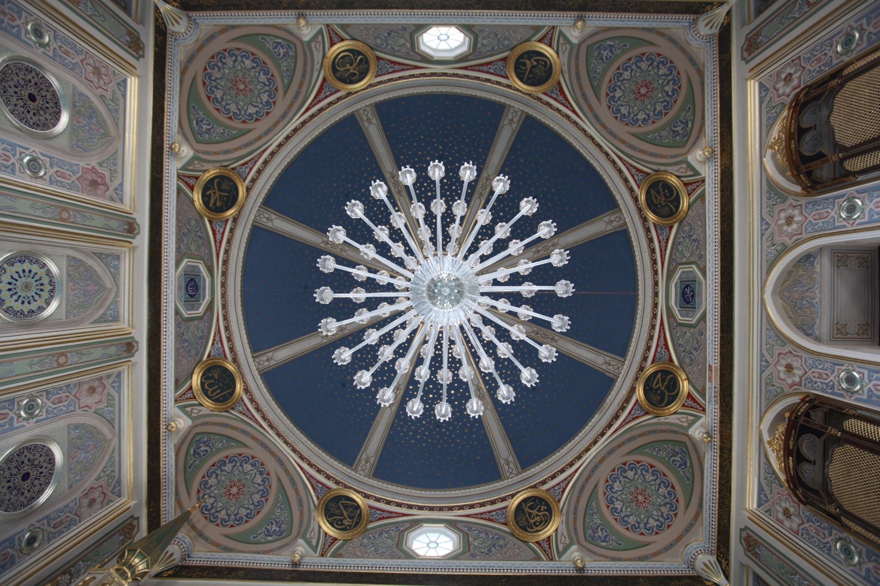 Orhaniye Kışla Camii restorasyon sonrası kubbe ve avize