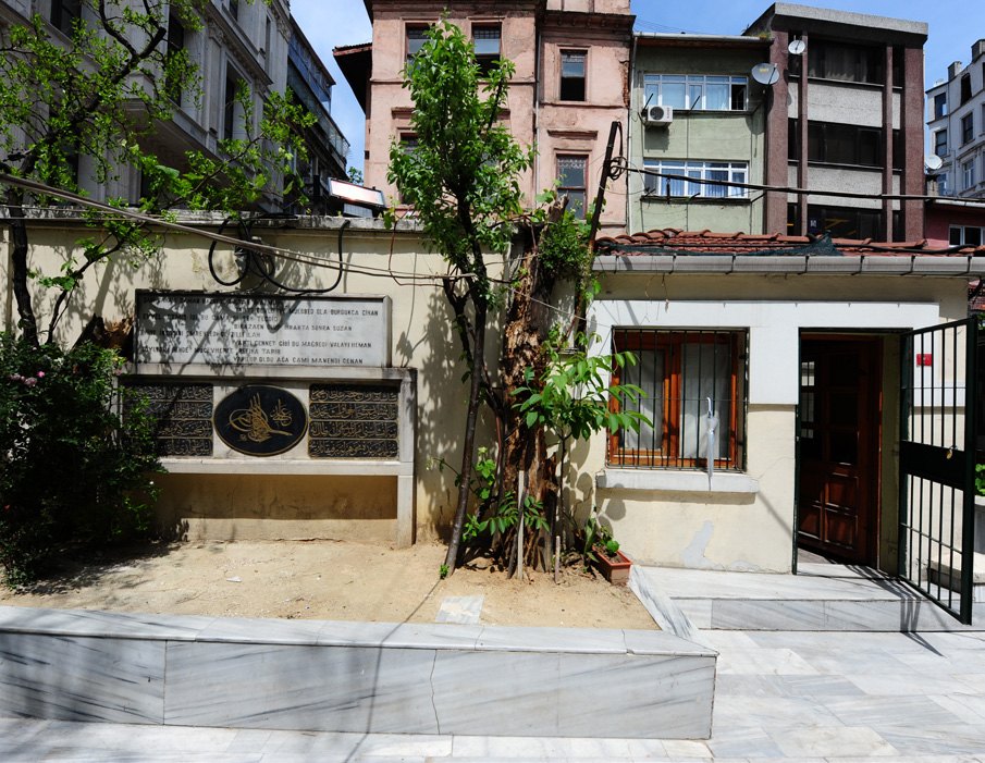 Hüseyin Ağa Camii restorasyon sonrası avlu ve giriş