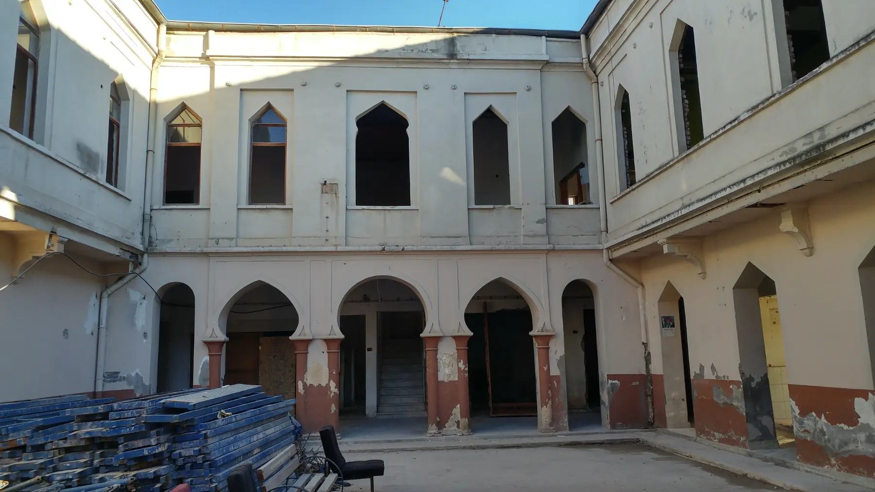 Süleyman Paşa Medresesi restorasyon öncesi avlu ve merdiven