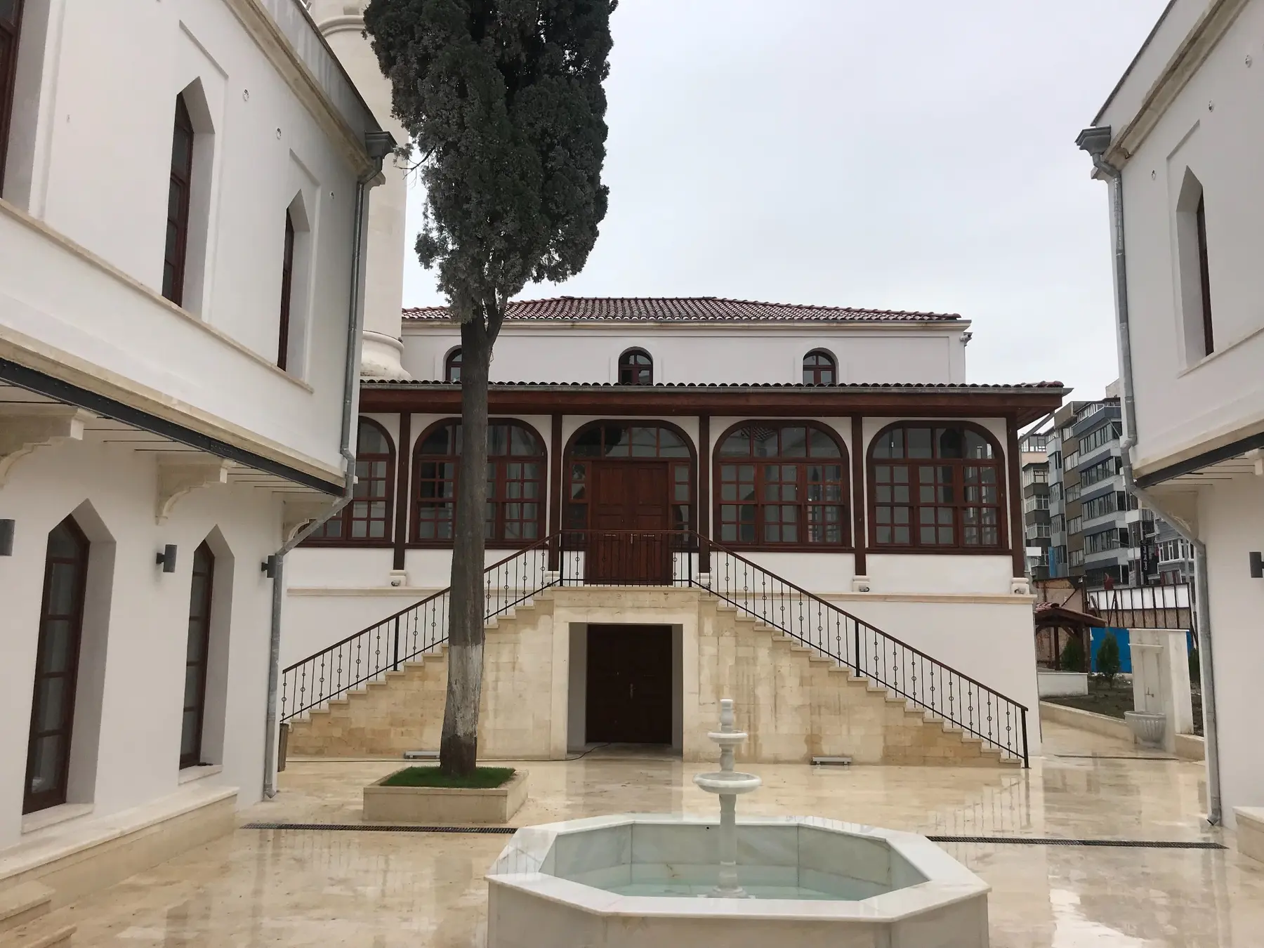 Süleyman Paşa Medresesi şadırvan ve merdivenli avlu görünümü