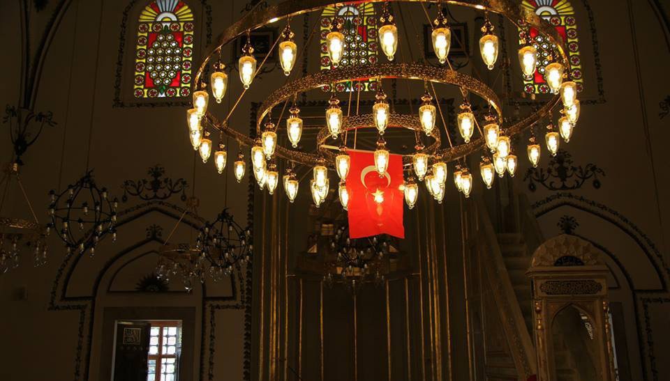 İshak Çelebi Camii avize ve vitray detayı