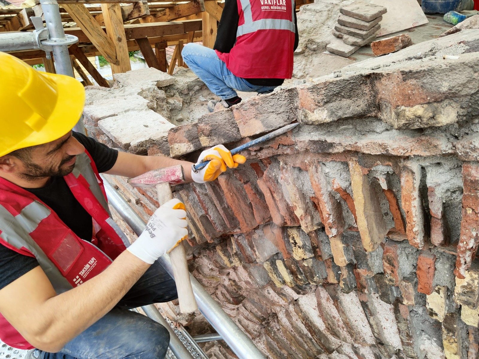 Eski İmaret-i Atik Camii tuğla onarımı