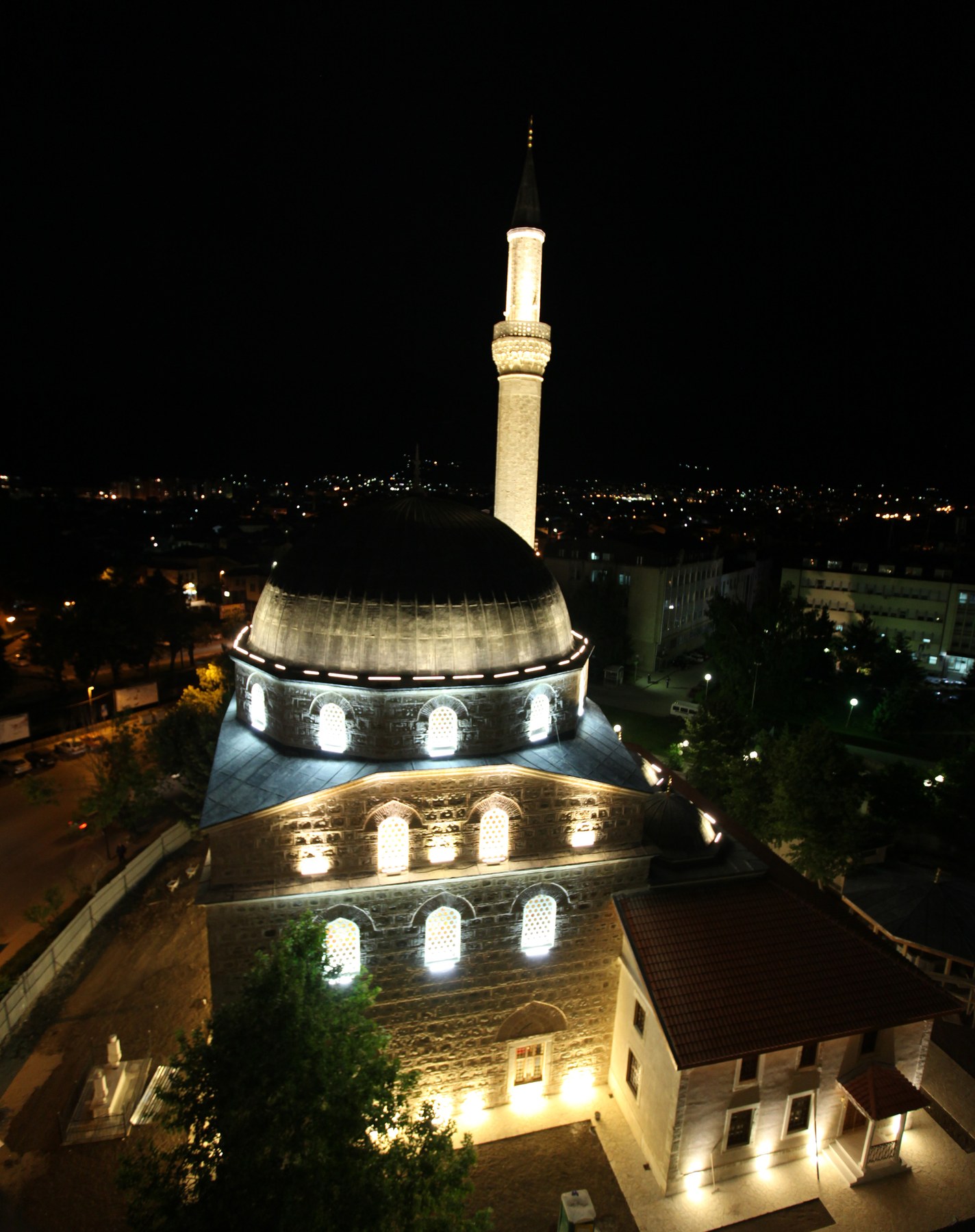 İshak Çelebi Camii gece dış görünüm
