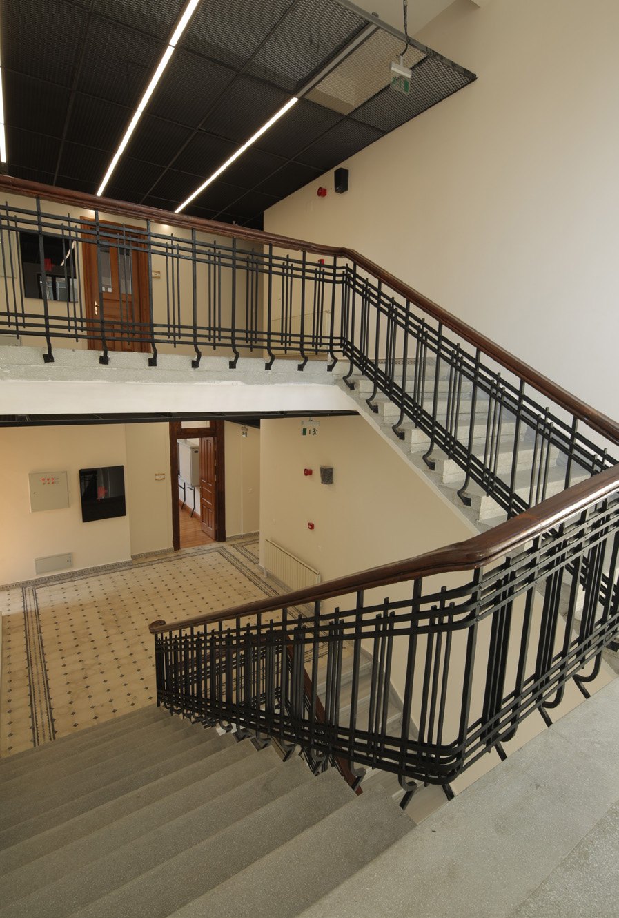 Nişantaşı Anadolu Lisesi restorasyon sonrası merdiven