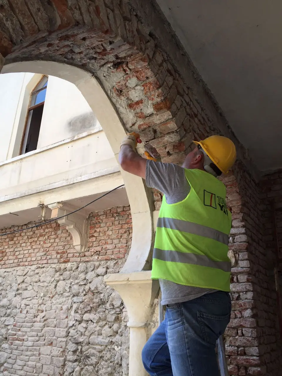 Süleyman Paşa Medresesi tuğla kemerinde kontrollü onarım