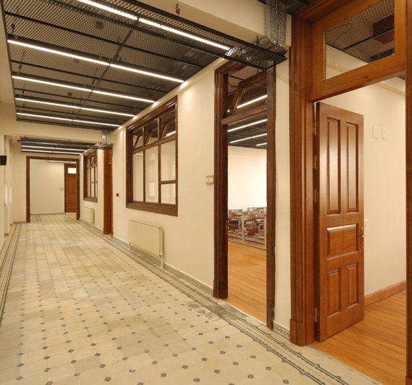Nişantaşı Anadolu Lisesi restorasyon sonrası koridor