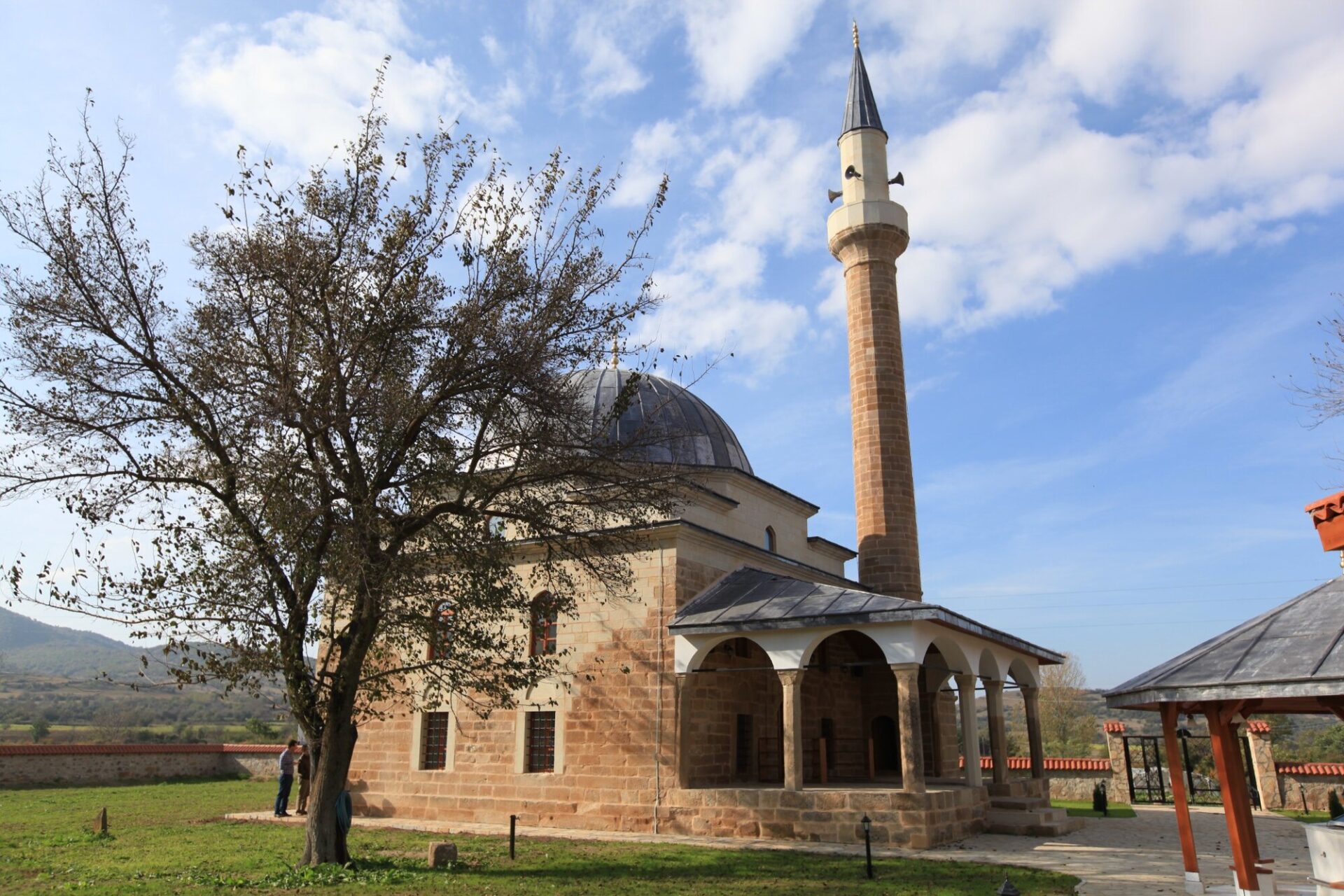 Radanya Mahmut Ağa Camii dış cephe, kubbe ve minare