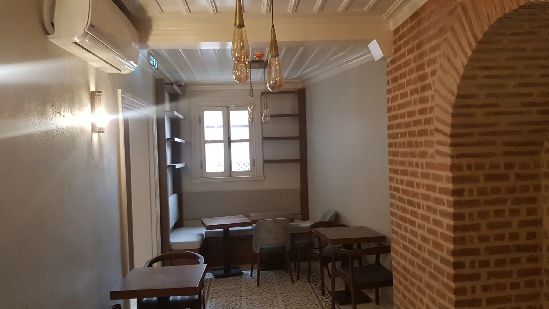 Yedi İklim Kütüphanesi giriş katı ve oturma alanı