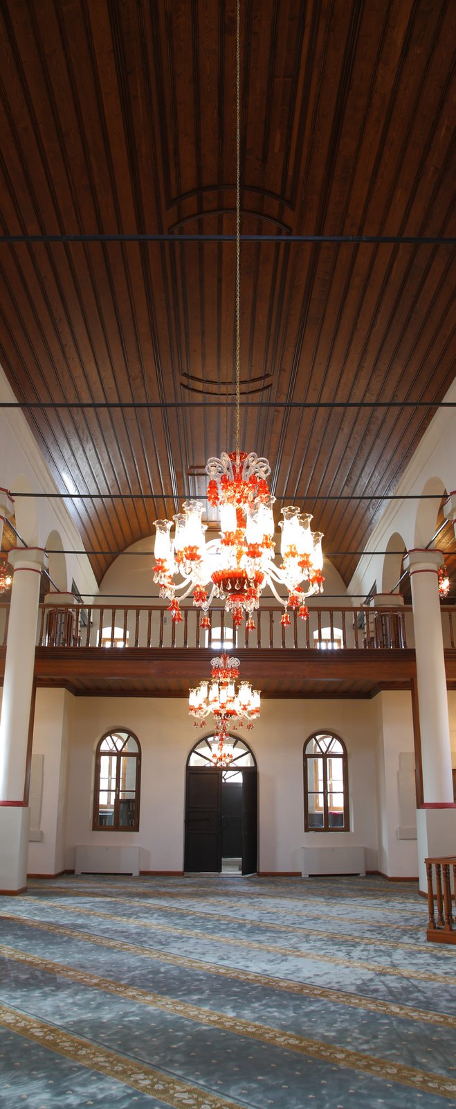 Arnavutköy Osmanlı Camii ahşap tavan ve avize