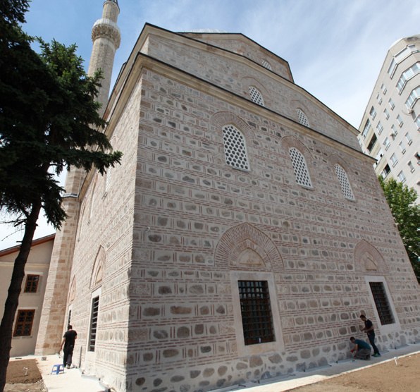 İshak Çelebi Camii dış cephe taş duvar