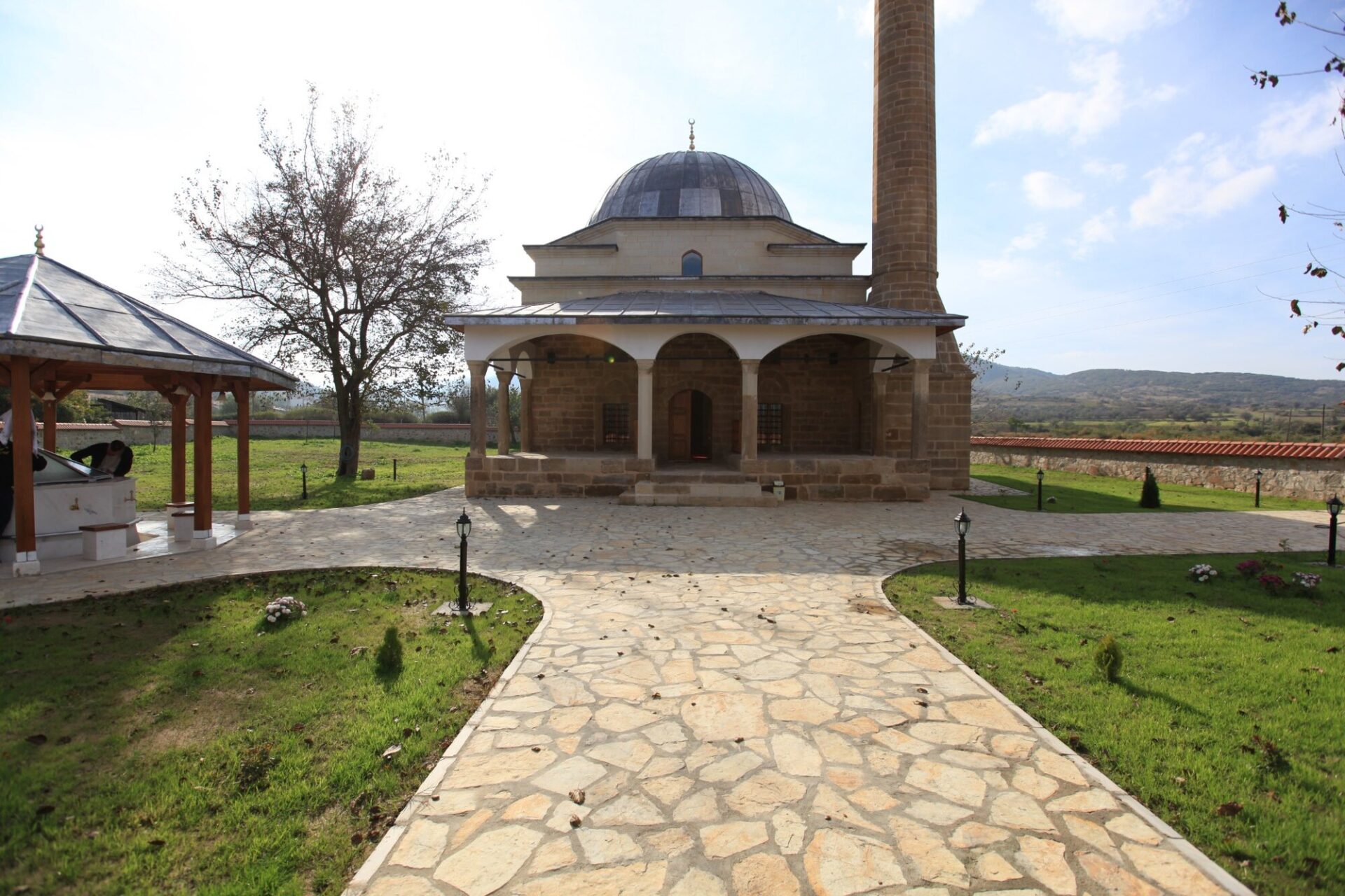 Radanya Mahmut Ağa Camii restorasyon sonrası avlu ve şadırvan