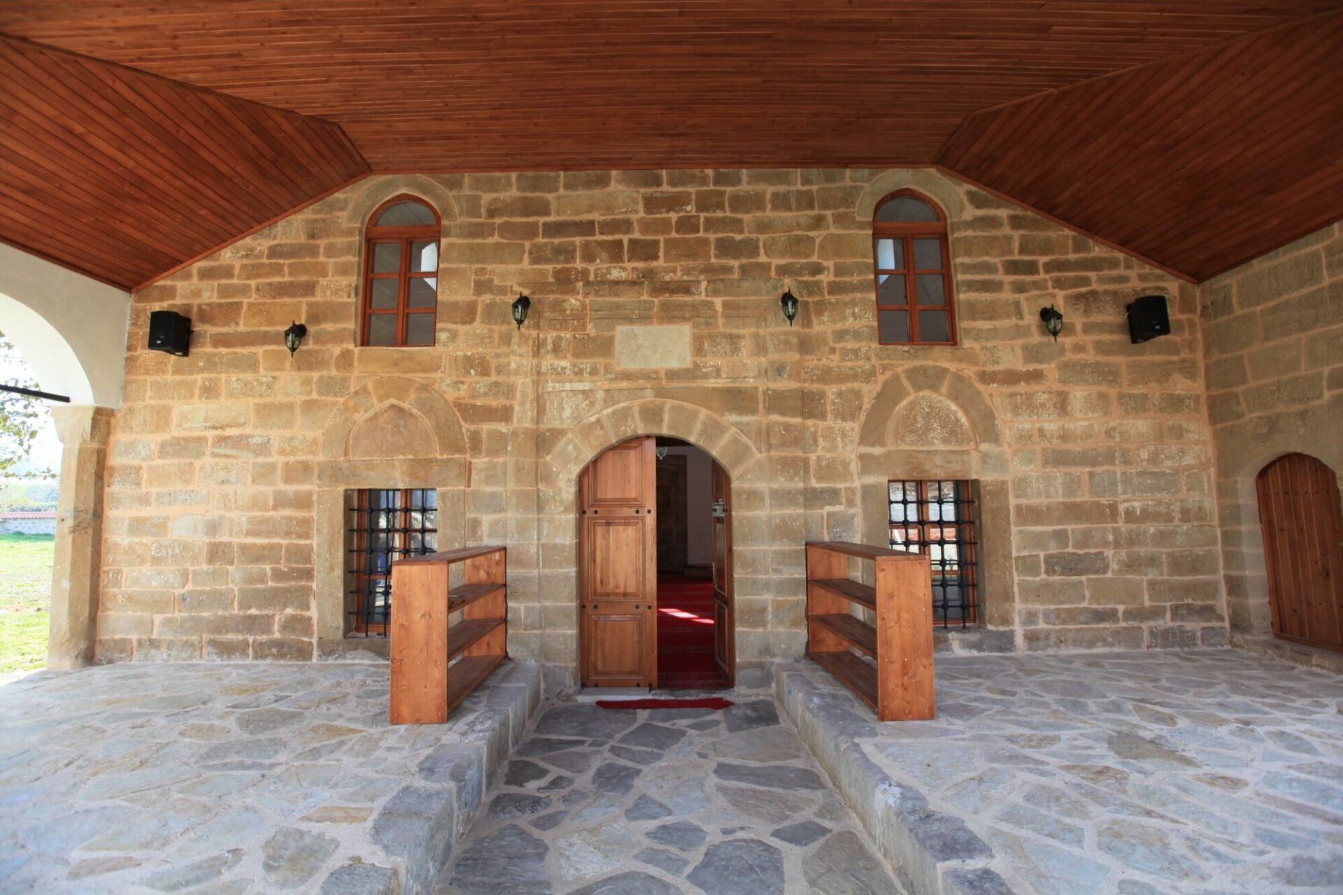 Radanya Mahmut Ağa Camii son cemaat yeri ve giriş kapısı