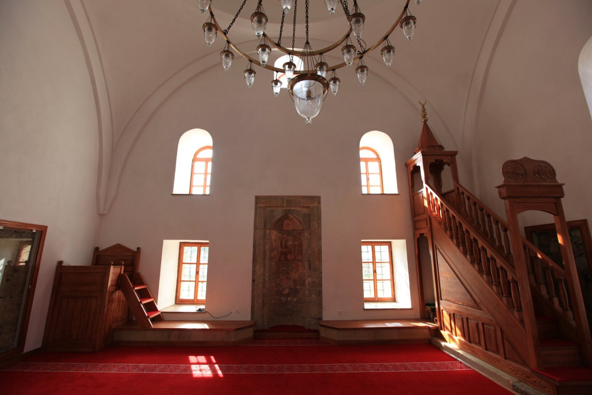 Radanya Mahmut Ağa Camii mihrap, minber ve vaaz kürsüsü