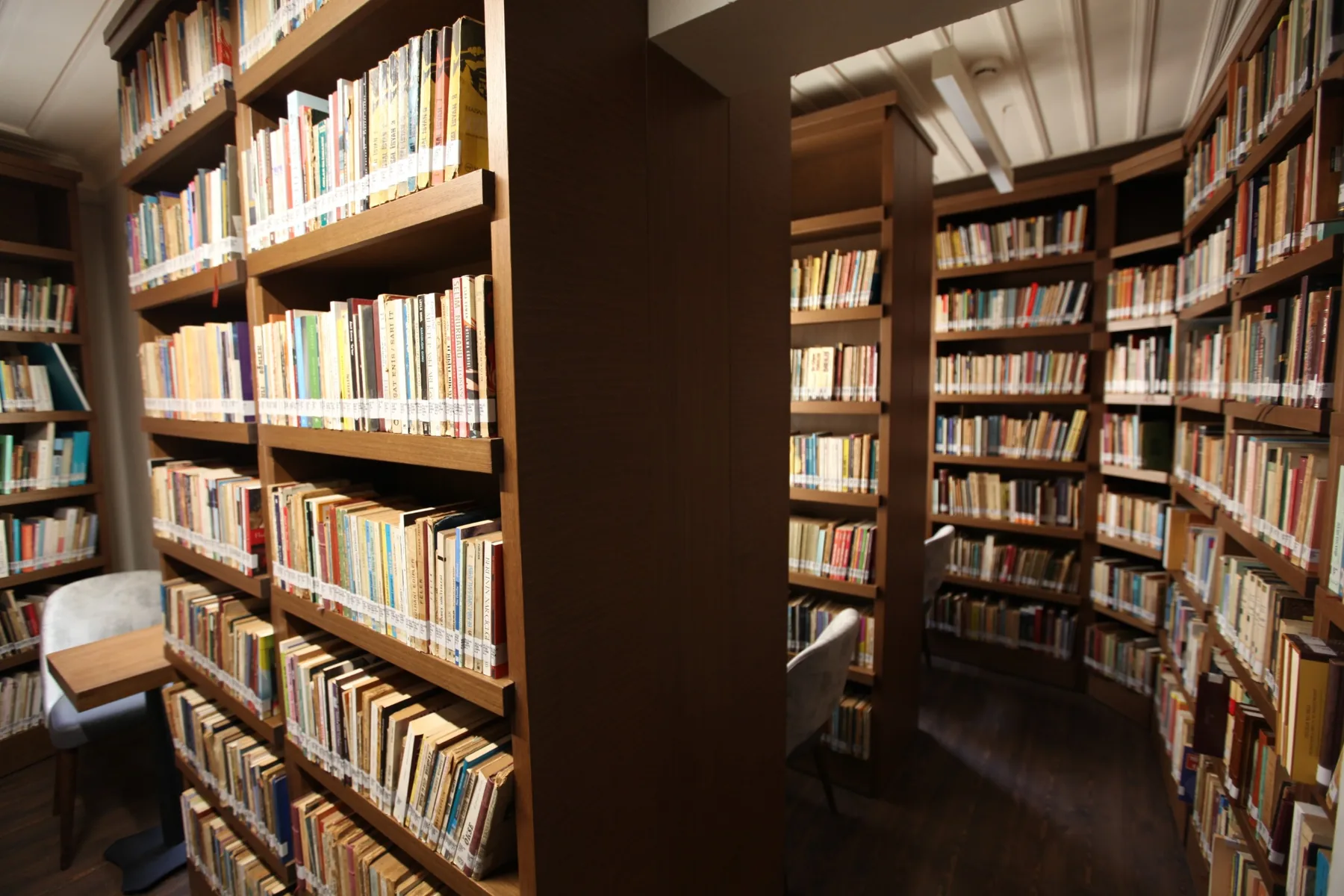Yedi İklim Kütüphanesi kitap ve dergi koleksiyonu