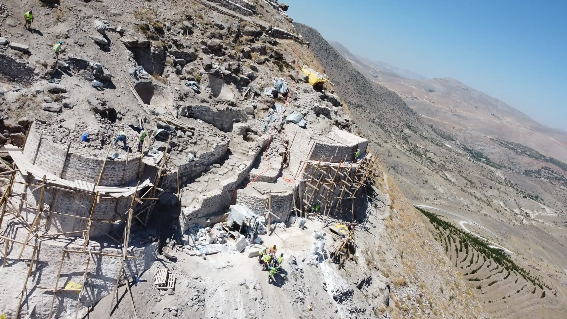 Gevele Kalesi restorasyon şantiyesinin havadan görünümü