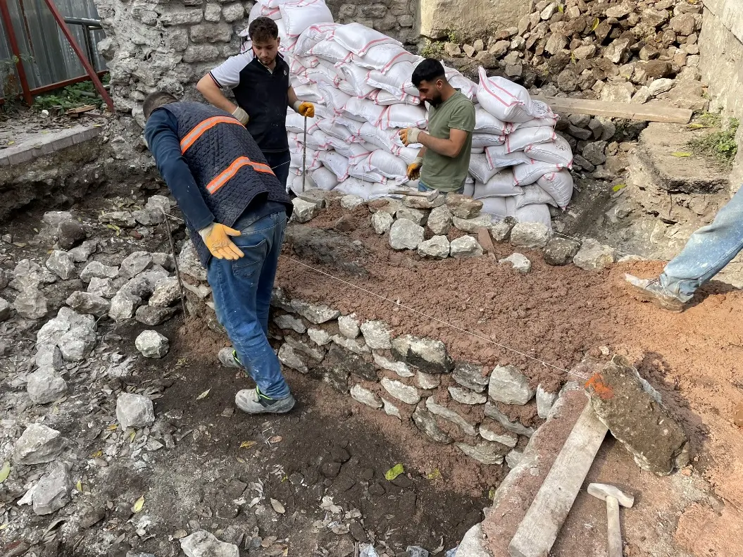 Hidrolik kireç harçlı temel duvarı rekonstrüksiyonu