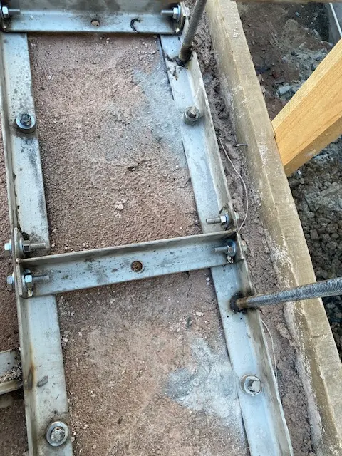 Kâgir duvarda paslanmaz çelik ankraj ve bağlantı detayı