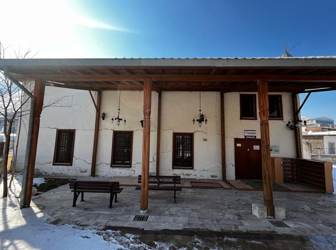 Ceyhan Camii deprem sonrası hasarlı cephe