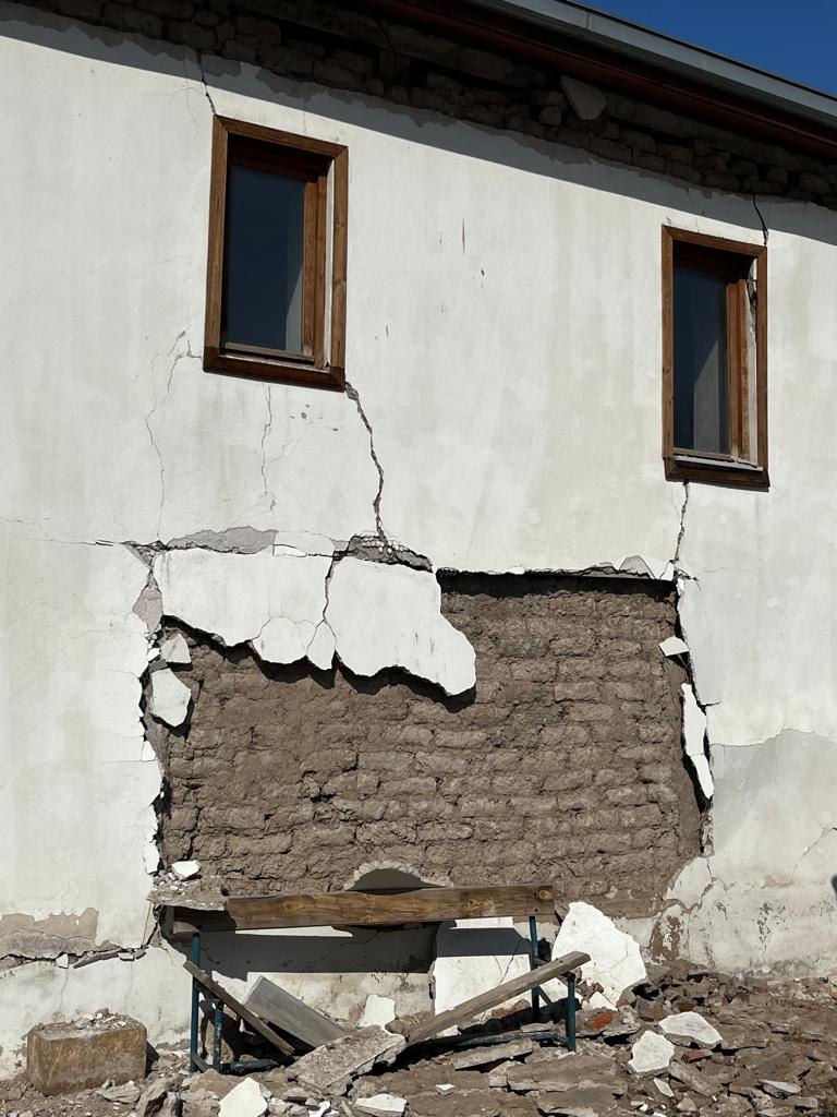 Ceyhan Camii giriş cephesinde deprem çatlakları