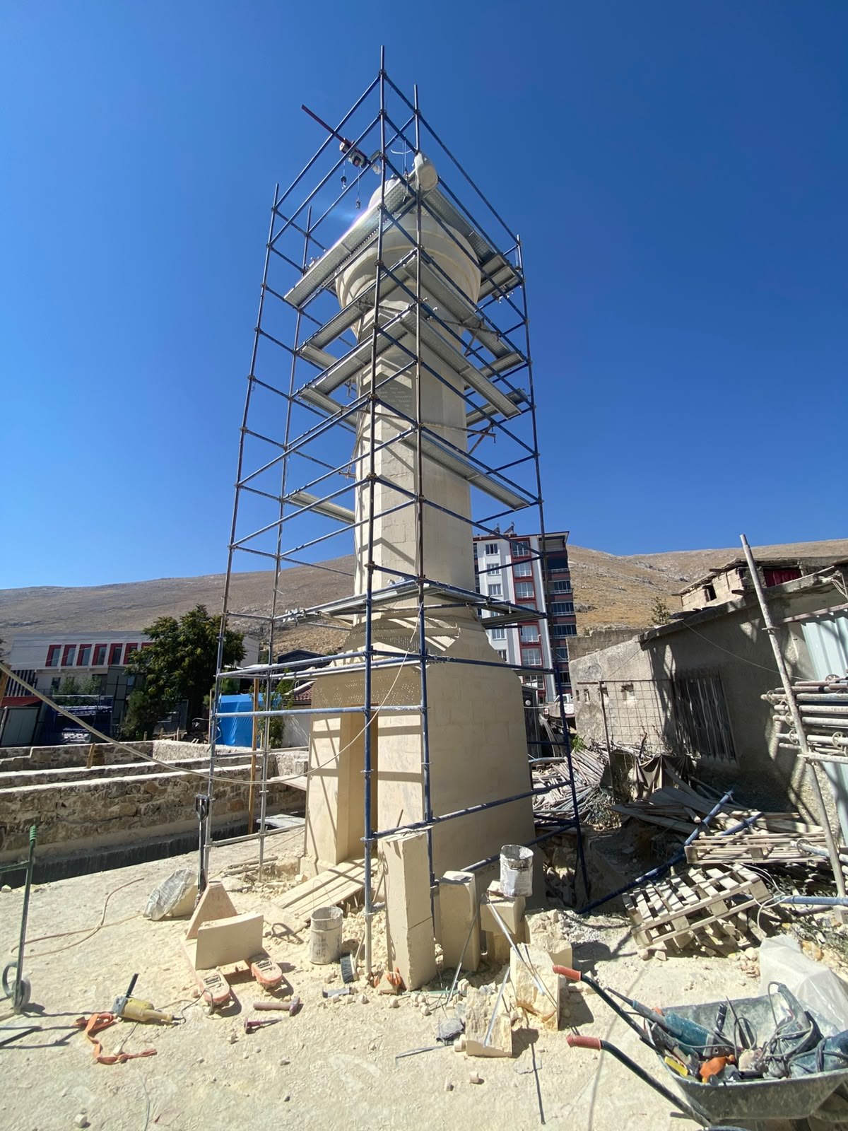 Ceyhan Camii taş minaresinin yeniden inşası