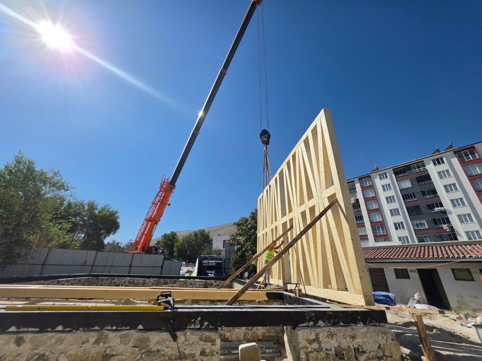 Ahşap karkas duvar panelinin vinçle montajı
