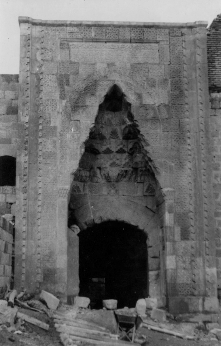 Eshab-ı Kehf Külliyesi taç kapısı, 1940'lı yıllara ait tarihi fotoğraf