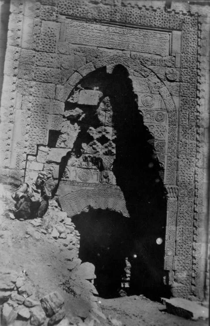 Eshab-ı Kehf Külliyesi, 1940'lı yıllara ait yıkık taç kapı fotoğrafı