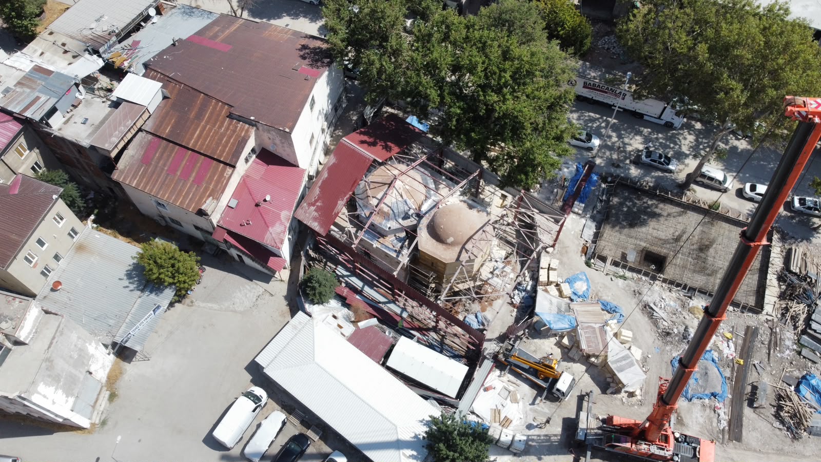 Himmet Baba Camii ve Türbesi deprem sonrası hava görünümü, koruma çelik iskelesi