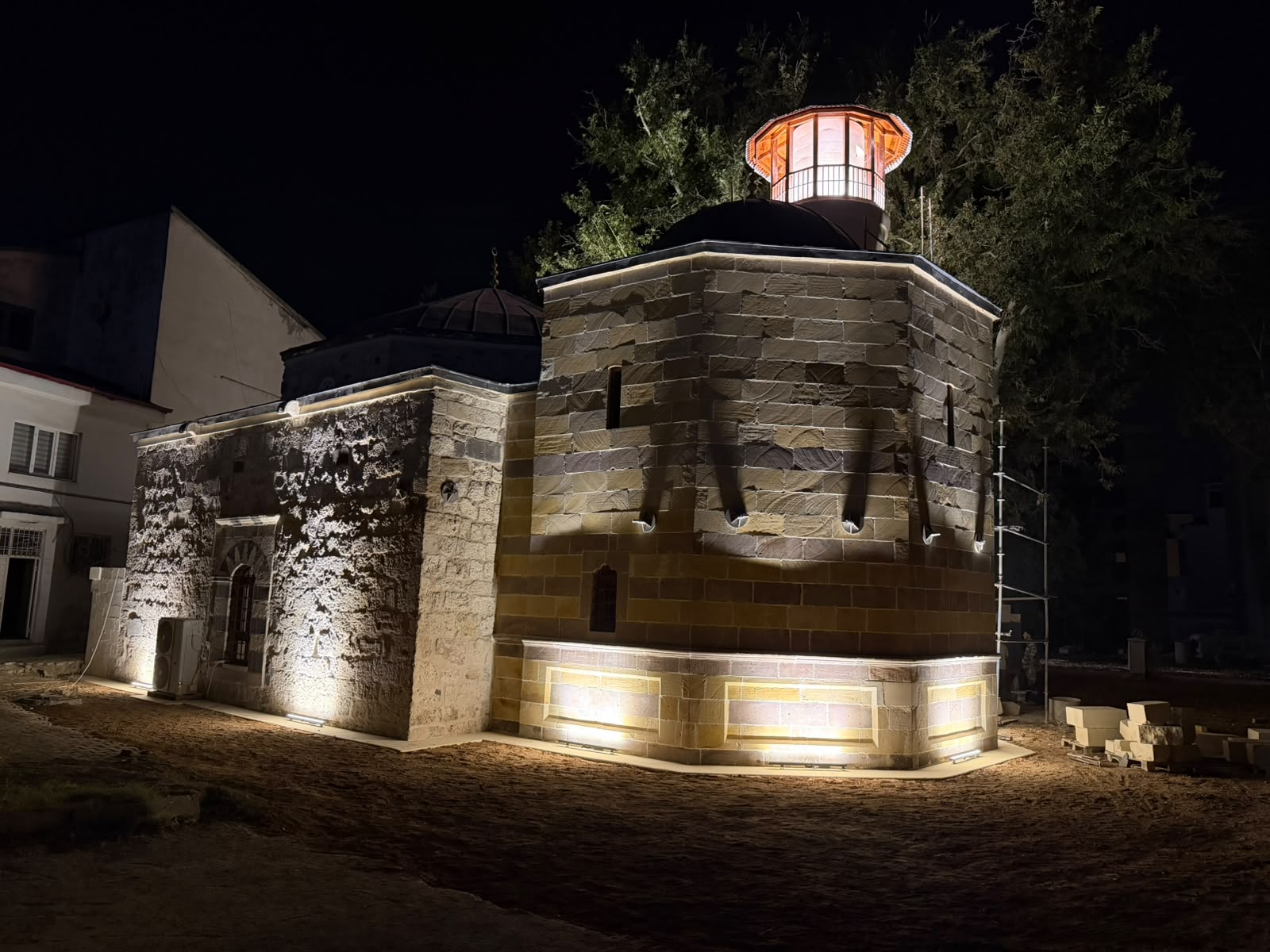 Restorasyonu tamamlanan Himmet Baba Camii ve Türbesi, gece görünümü