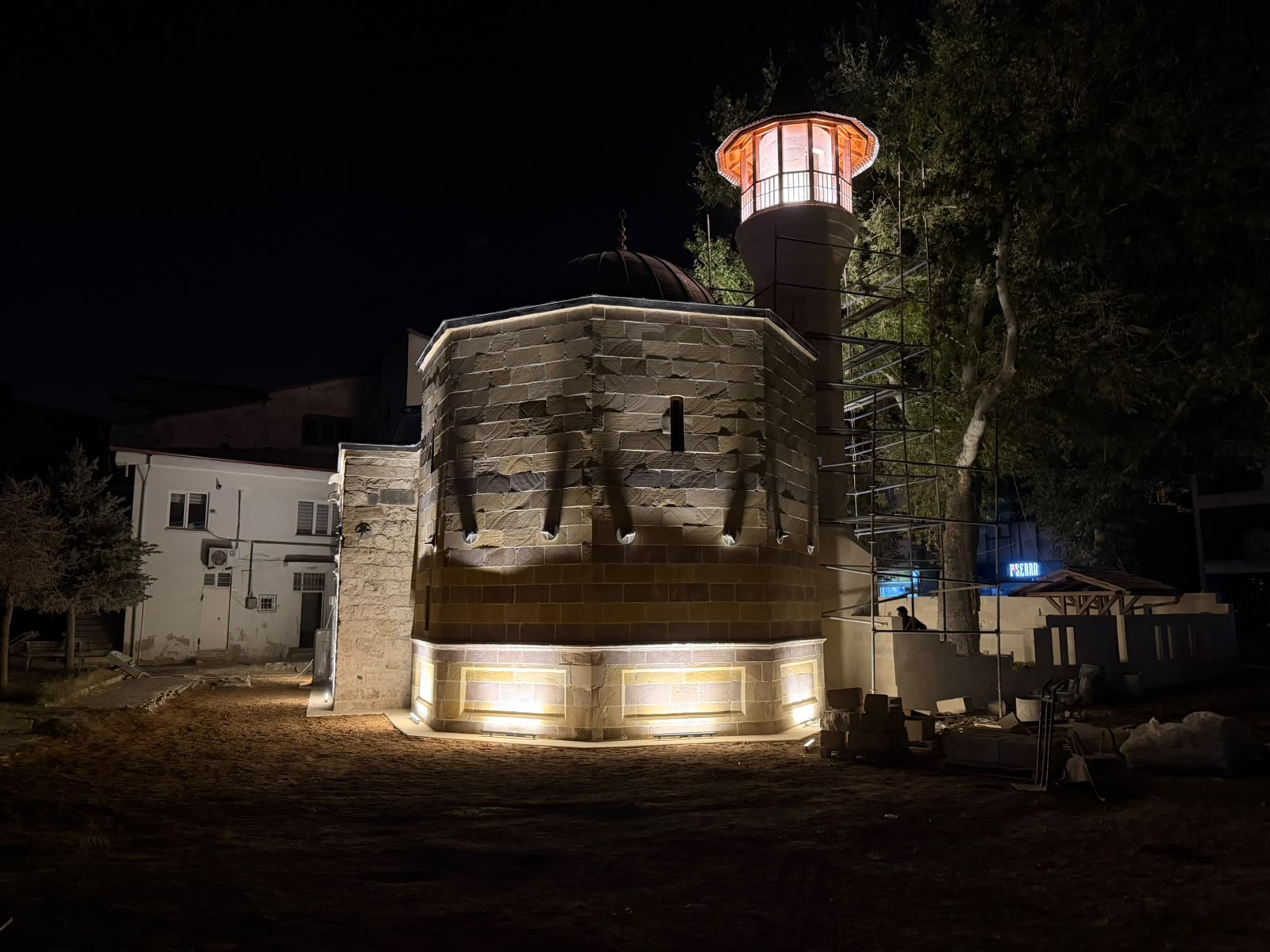 Himmet Baba Camii ve Türbesi, gece görünümü, minare aydınlatması