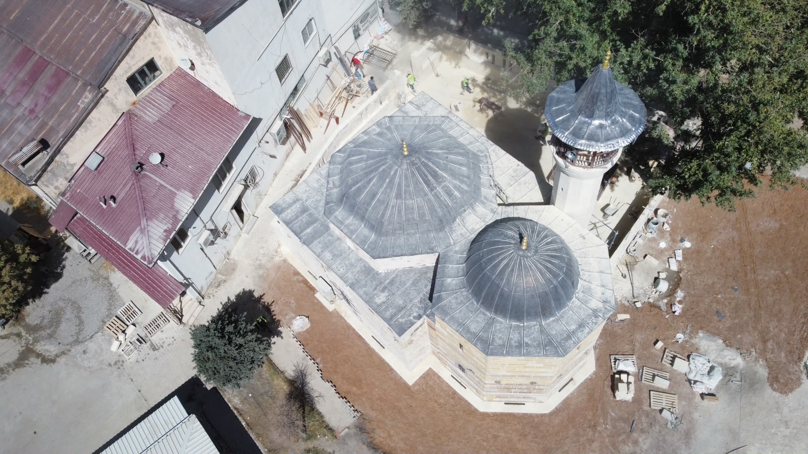 Himmet Baba Camii ve Türbesi, çevresindeki yapılarla kuşbakışı görünüm