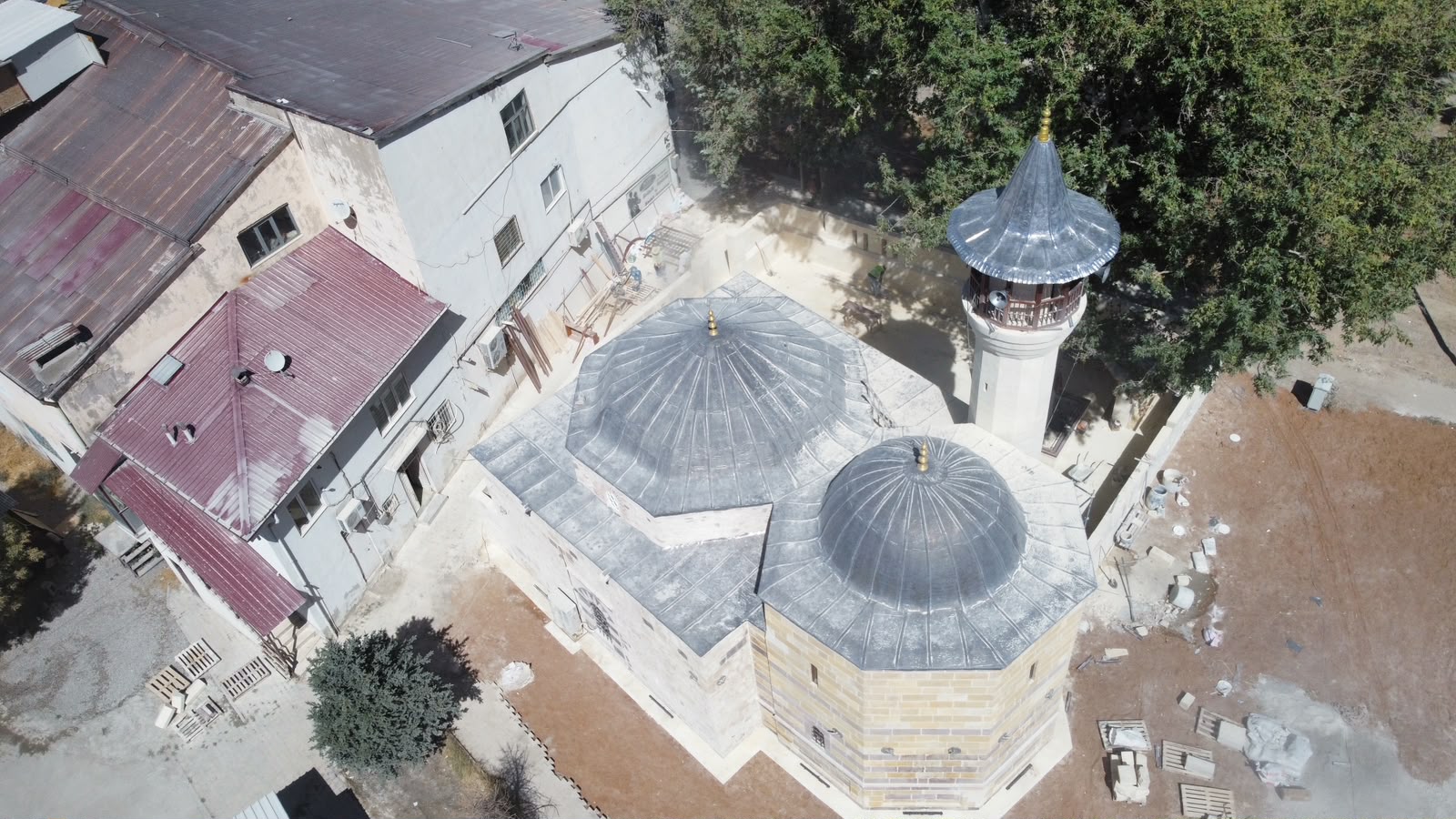 Cami, türbe ve avlu, kuşbakışı genel görünüm