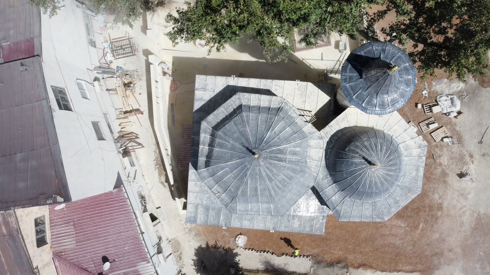 Kubbeler ve minare, farklı açıdan kuşbakışı görünüm